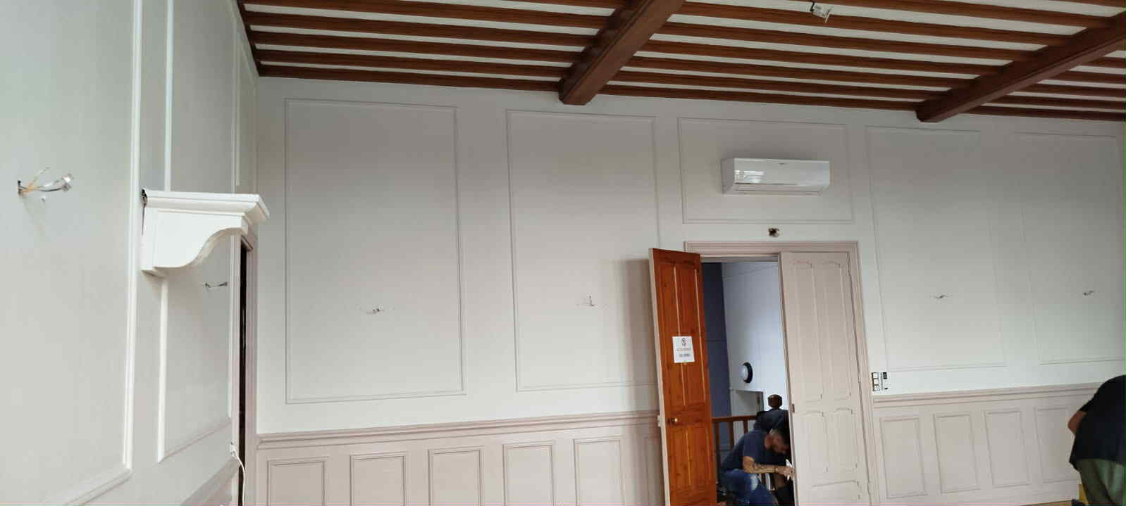 Lire la suite à propos de l’article Une Salle des Mariages Métamorphosée : Finitions en Beauté à Vitry-en-Artois