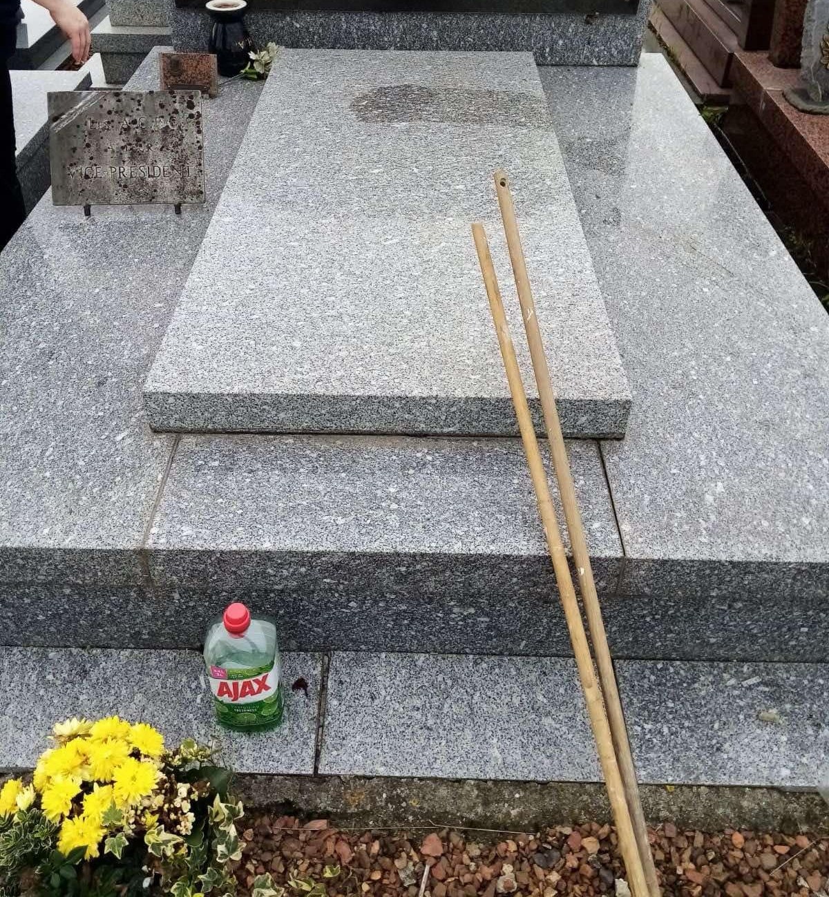 Lire la suite à propos de l’article Nettoyage et entretien de tombes